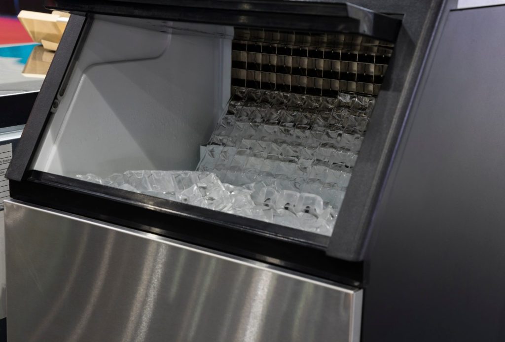 a cutting-edge commercial ice machine producing cube ice for a business’ operations
